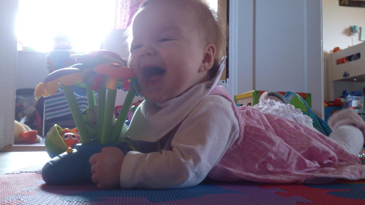 Freya på 5 mdr - elsker bare den musik blomst.. billede 21