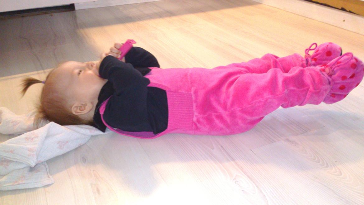 Freya på 5 mdr - træner lige benløft... billede 23
