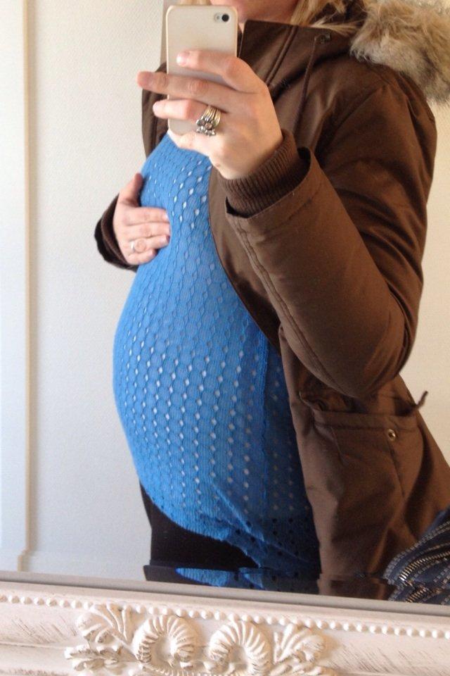 Min graviditet med tvillingerne <3 - Den dag vi fandt ud af jeg var gravid. 4+0. 
Oppustet pga væske i bughulen.  billede 3