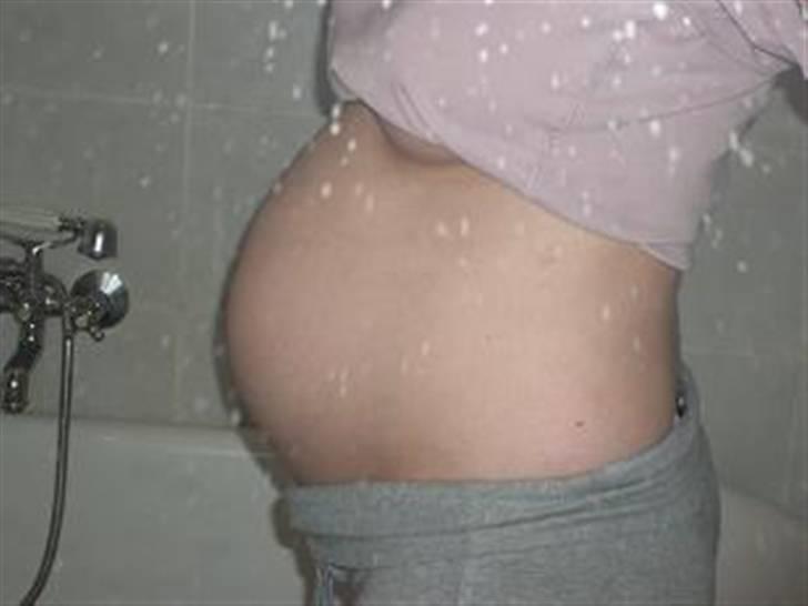 Mavebilleder med tvillinger - Uge 19. Vægten siger nu plus 7 kg og der er heftig aktivitet i maven. Og man begynder at kunne mærke de ekstra kilo. billede 6
