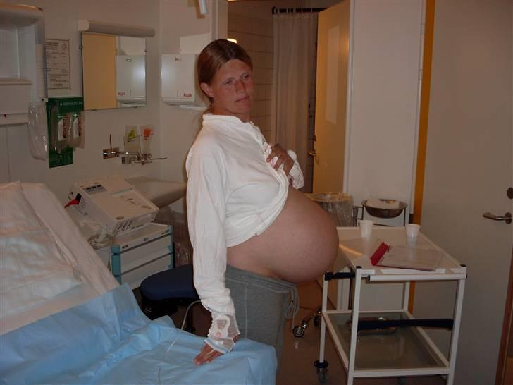 Mavebilleder med tvillinger - Uge 35 nogle timer før jeg fødte. billede 2