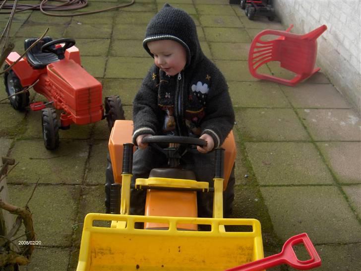 Dreng MIKKEL - Mikkel elsker at være udenfor med sin traktor..... billede 11