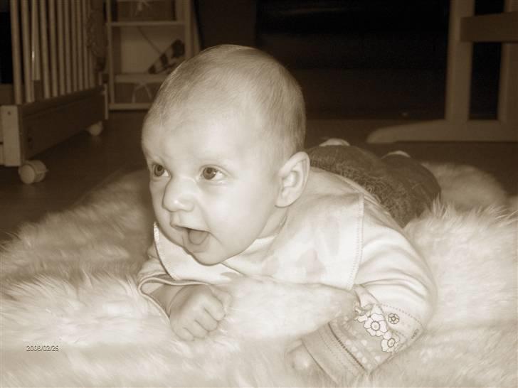 Pige KATRINE - Har lige fået øje på noget..... billede 1