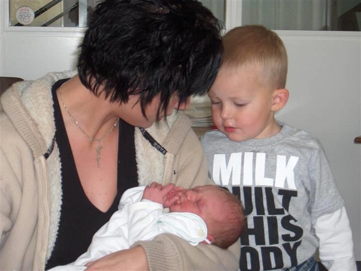 Pige KATRINE - så kom den stolte storebror og ser mig..... billede 3