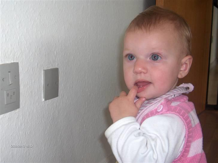 Pige KATRINE - nu 9 mdr og i alt ,selv stikkontakter.... billede 7