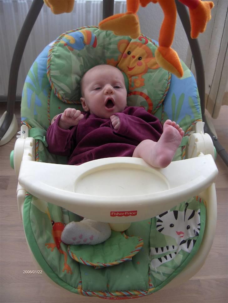 Pige KATRINE - sikke en fin stol, men er det mening at jeg skal blive.... billede 12