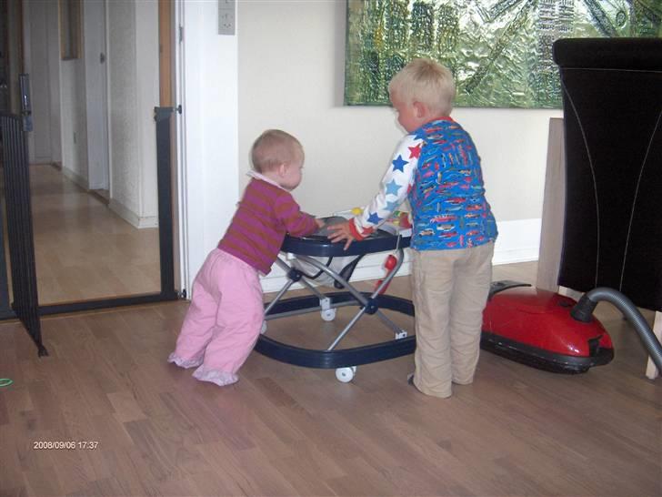 Pige KATRINE - der er gang i ungerne... venter kun på at hun begynder at gå... billede 18