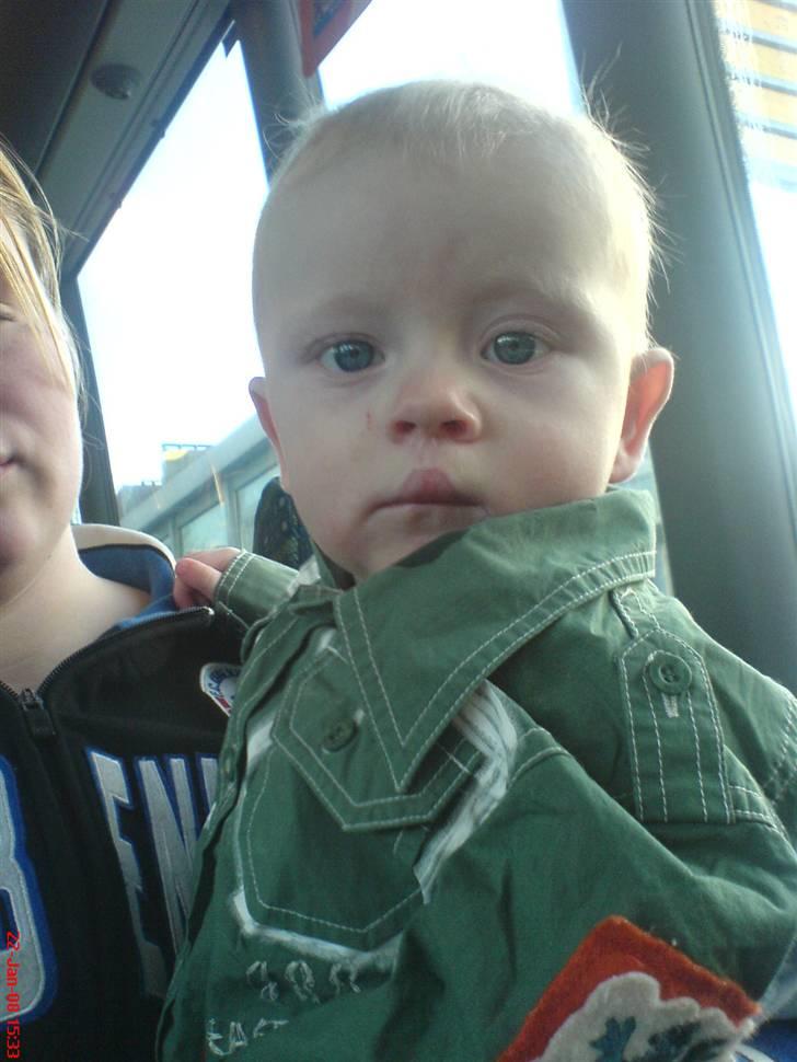 Dreng Nicholas - Januar 2008 - syg med lungebetændelse og RS - på vej til sygehuset ! billede 3