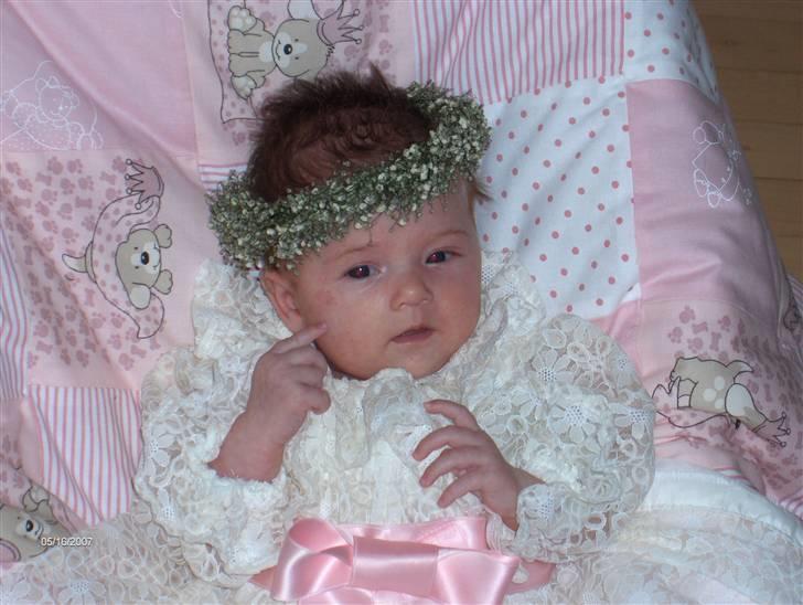 Pige Annika - dagen hvor jeg blev døbt, mit navn blev Annika Winnie Jørgensen. Winnie opkaldt efter mormor som hedder det til fornavn. hun begyndte at græde i kirken da navnet var hemmeligt indtil dåbsdagen billede 16