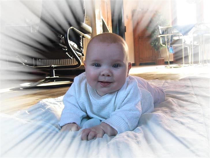 Pige Josephine Hannibal - Morfar tager billeder billede 1
