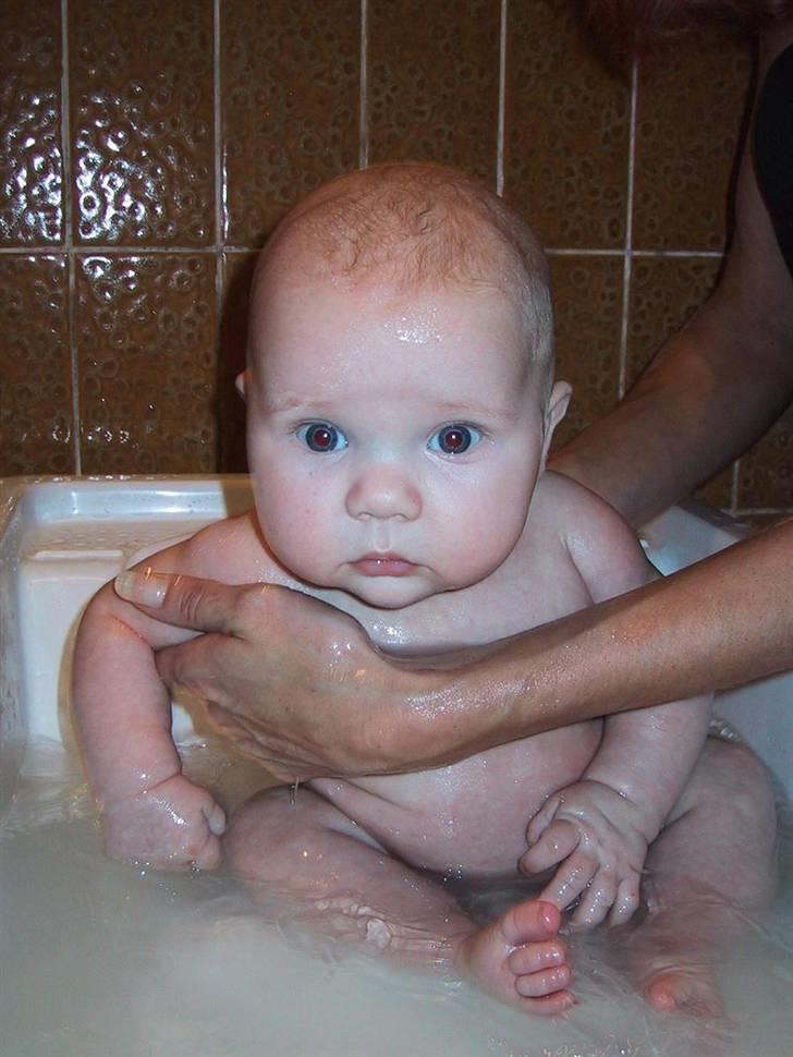 Pige Josephine Hannibal - I bad hos mormor og morfar billede 4
