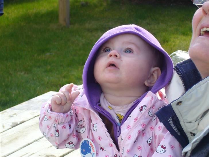 Pige Amalie Melanie - wow se mormor, se den der mølle der drejer rundt billede 6