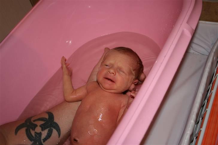 Pige Silke - Det første bad billede 5