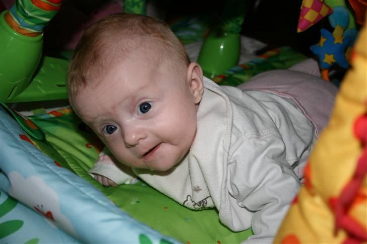 Pige Silke - Hårdt at ligge på maven billede 6