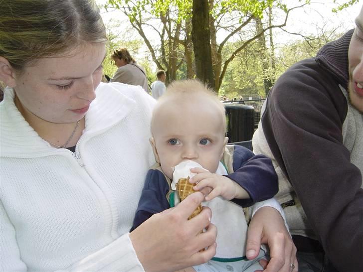 Dreng lucas - ahh dejlig is  billede 5