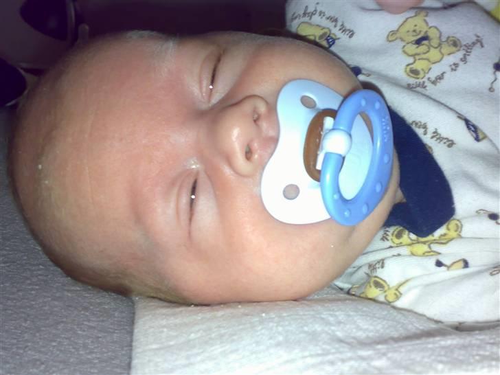 Dreng magnus - vores guldklump er lige ved at falde ind i drømmeland. billede 5