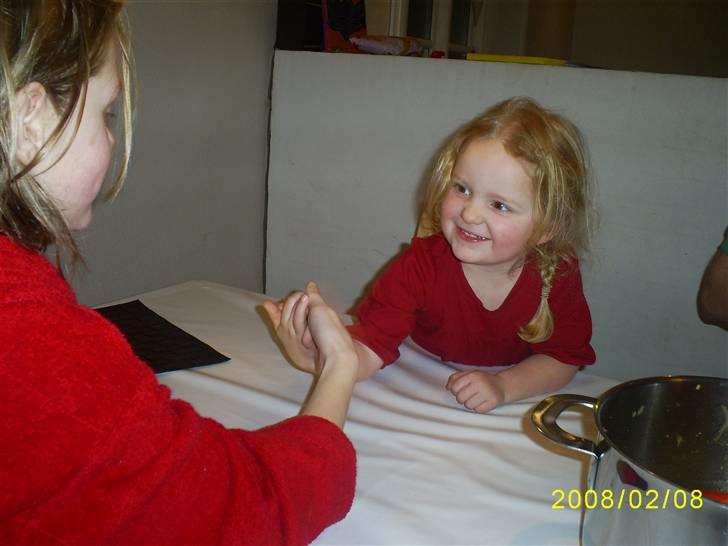 Pige Sophie Cathrine - Sophie lægger arm med michelle. (Sophie 3 år) billede 6