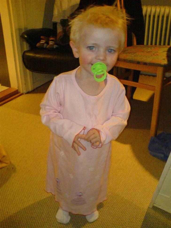 Pige Pauline (i plejefamilie) - Har lige fået sin nye natkjole på .. (= - 13.03.2008 billede 16