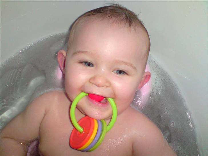 Pige Malou  - malou elsker og være i bad billede 4