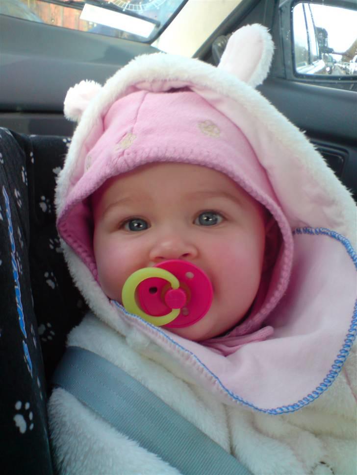 Pige Malou  - skal du nu tage billed af mig igen mor billede 5