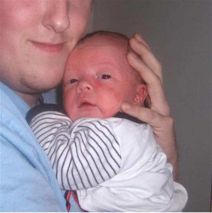 Dreng Marco Kristian A. Sabroe - Lillebror, 6 dage.. 19.03.08 hos far billede 1