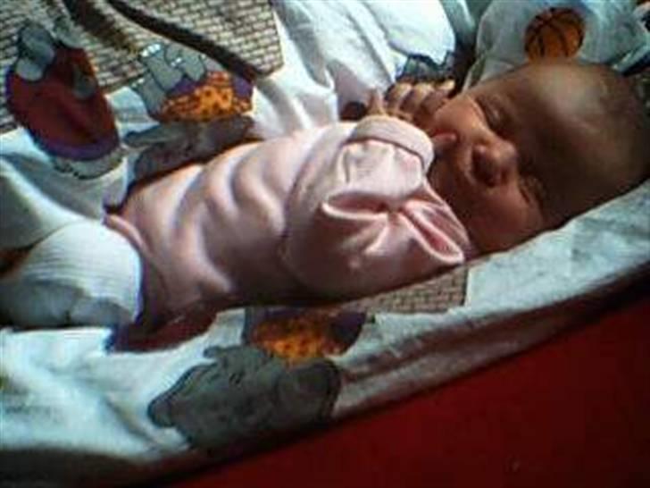 Pige Jessica Ketty A. Sabroe - Jessica 16.6.06 , 8 dage :) billede 3