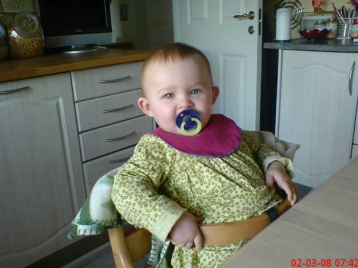 Pige Malou  - hvaså sker der snart noget hvad med noget legetøj billede 11