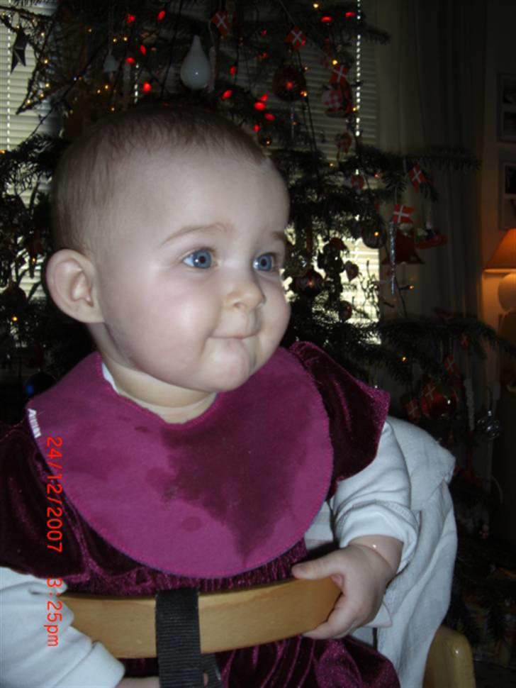 Pige Malou  - hit med julegaverne inden jeg skal i seng billede 15