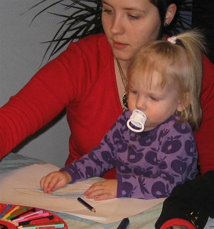 Pige Malika Marie - Tegner med Moster billede 8