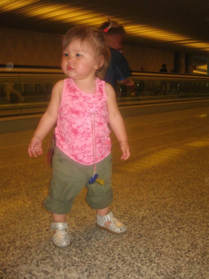 Pige Luna Lee - på vej hjem i lufthavnen fra mallorca billede 2