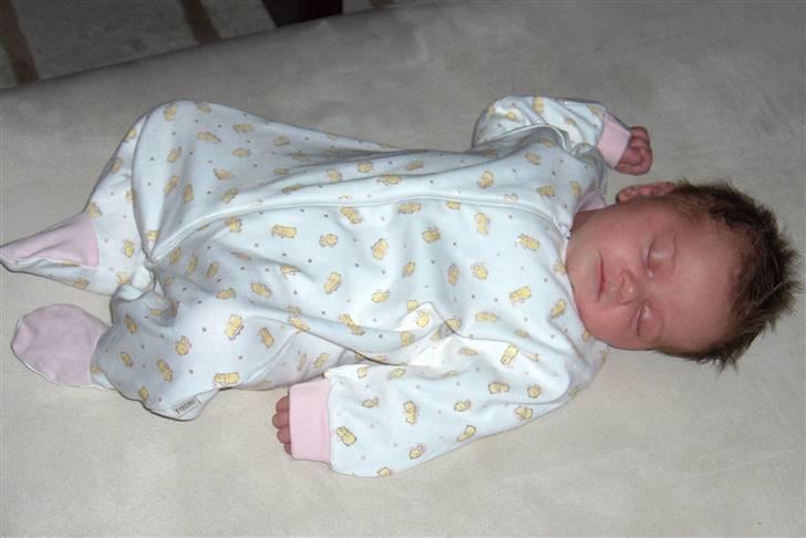 Pige Annika - 17 dage gammel, sover lige her på puffen ik!!!! billede 18
