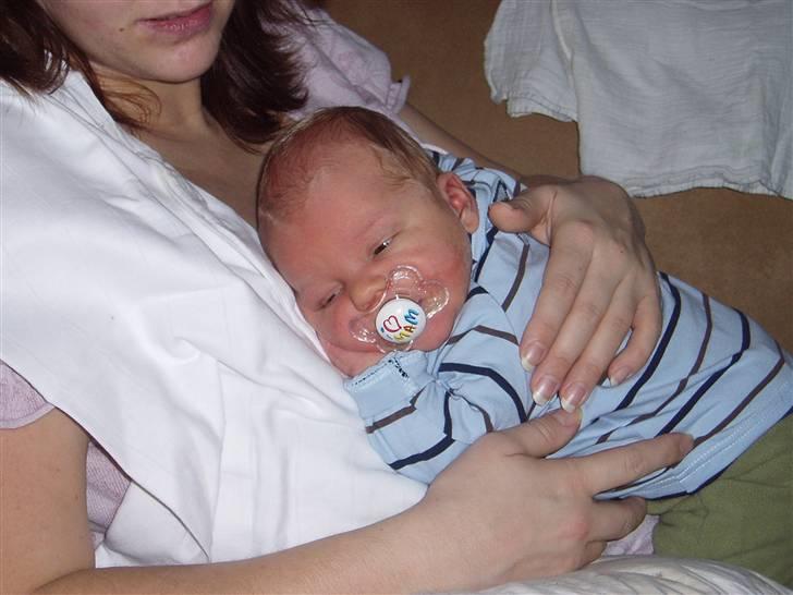 Dreng Noah - Så er vi kommet hjem og du sover lige hos mor billede 2