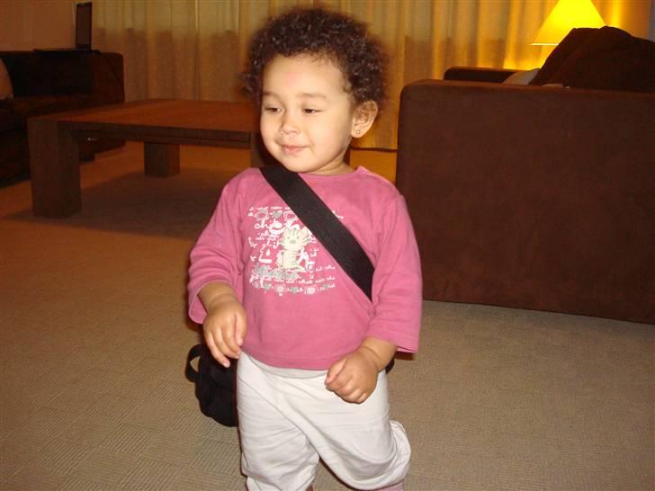 Pige Duaa - Fornøjet og klar til en lille shopping tur. billede 2