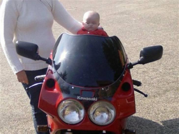 Pige Cecilia - fars motorcykel er for sej hehe billede 2