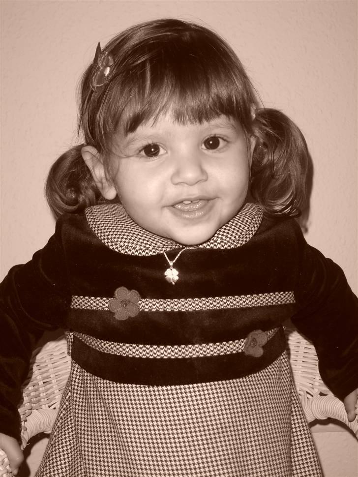 Pige Natashja - her er jeg lige fyldt 2 år..  billede 15