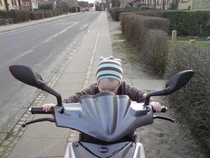 Dreng Jamie - Jamie er ude at køre på onkel´s scooter.. :)) billede 1