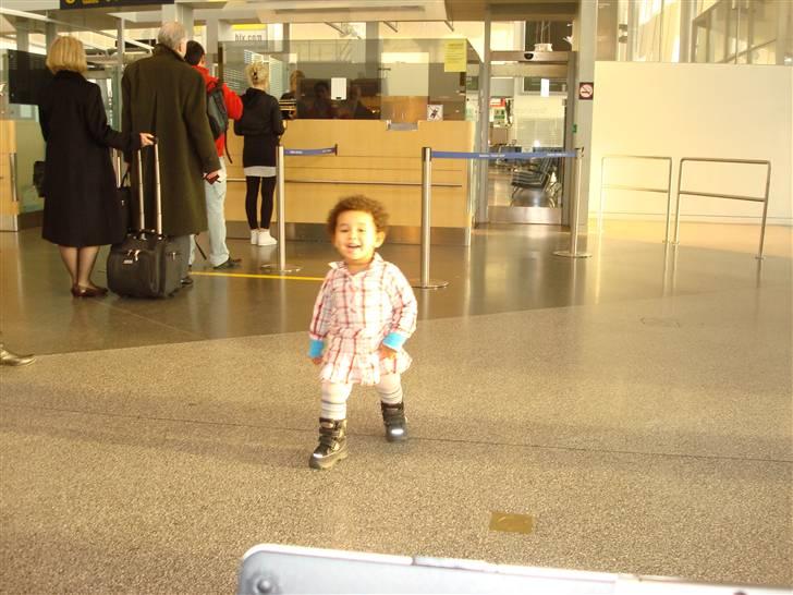 Pige Duaa - Min første tur i Sverige, her venter vi på flyet. billede 16