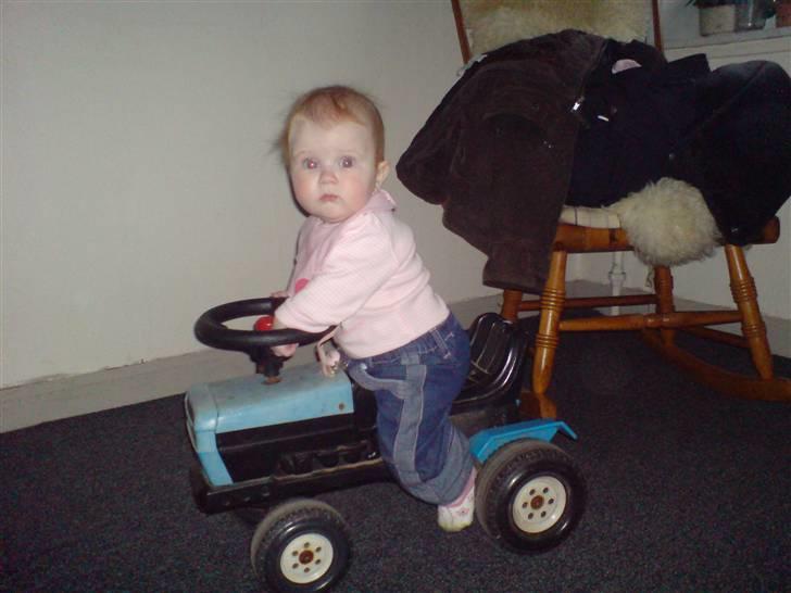 Pige amalie - 1 dag gammel ligger lige hos mormor billede 2