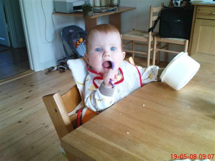 Pige amalie - er jeg ikke dygtig til at spise selv:) billede 10