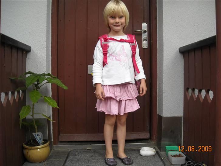 Pige Camilla - klar til første skoledag i BH-klassen billede 4