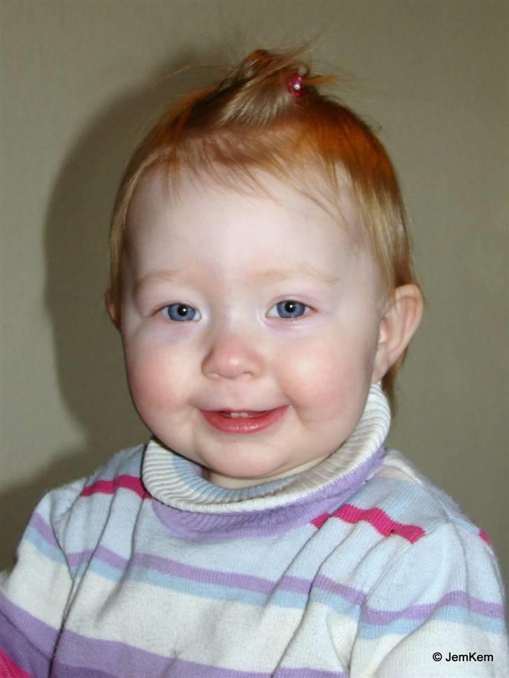Pige Helene - 1 år med smukt hår og kært smil :D billede 11
