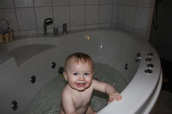 Dreng NOAH - Noah elsker at bade i spa´en billede 4