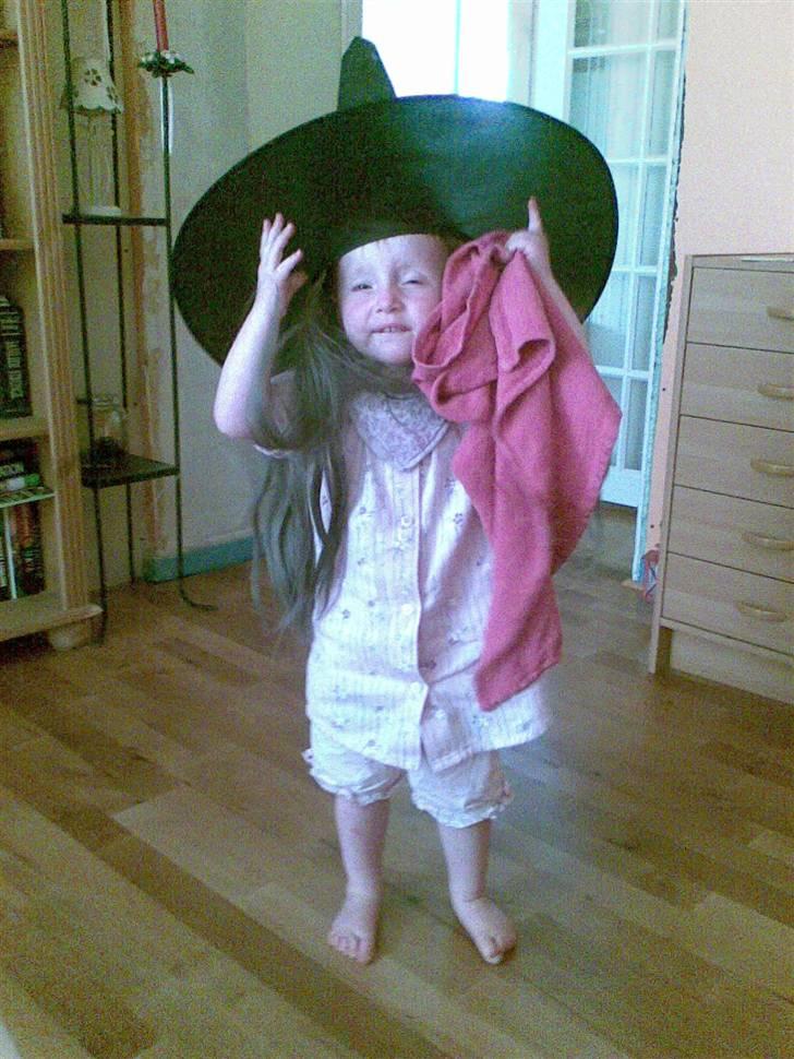 Pige Tessa - Udklædningen er vidst god nok....en lille heks!! billede 11