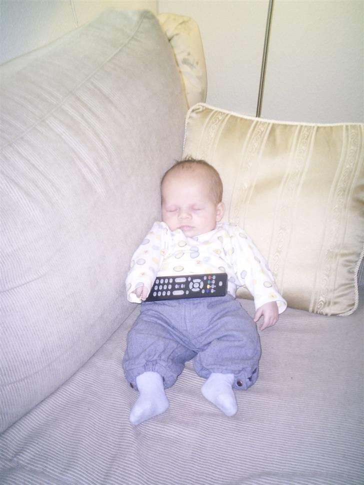 Dreng Oscar Eise - En lille mand og hans remotecontrol... :D billede 4