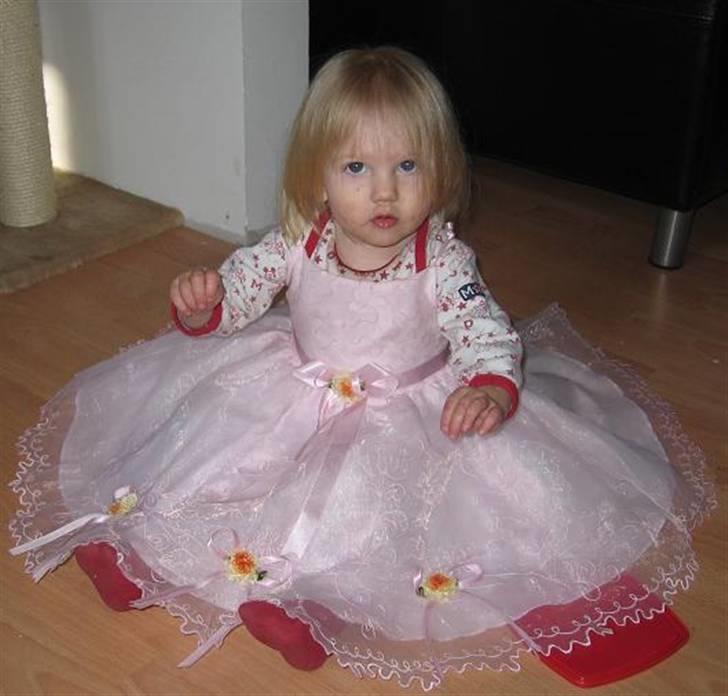 Pige Malika Marie - en rigtig prinsesse har sine kjoler i orden *s* billede 2