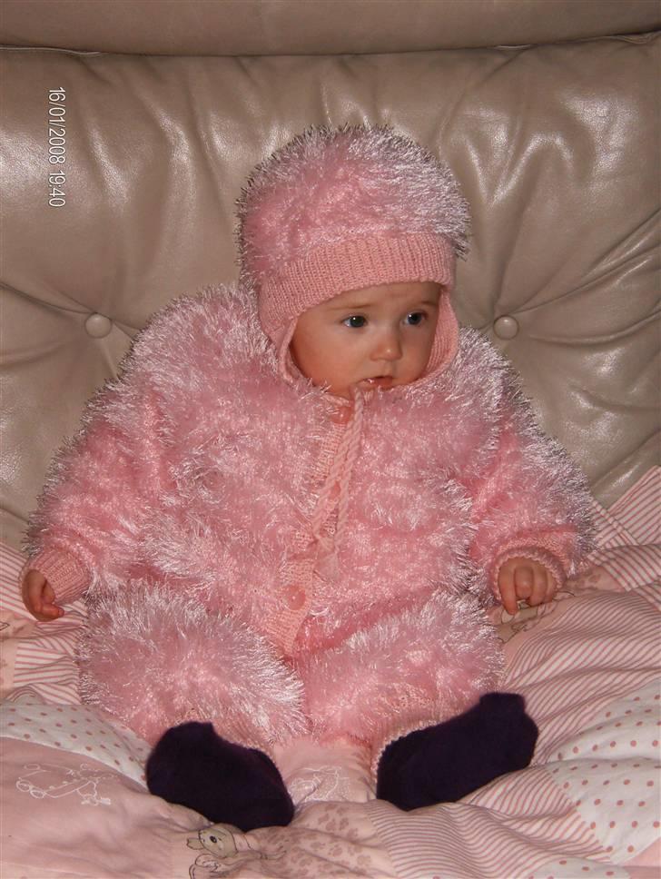 Pige Annika - dragt som mormor har strikket, phu hvor er den varm:O) billede 6