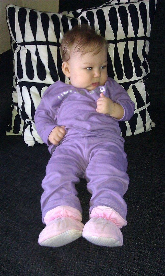 Pige Amalie - sidder lige og slapper af:) billede 16