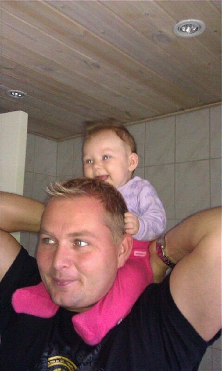 Pige Amalie - jubiii far:) det her er mega sjovt billede 20