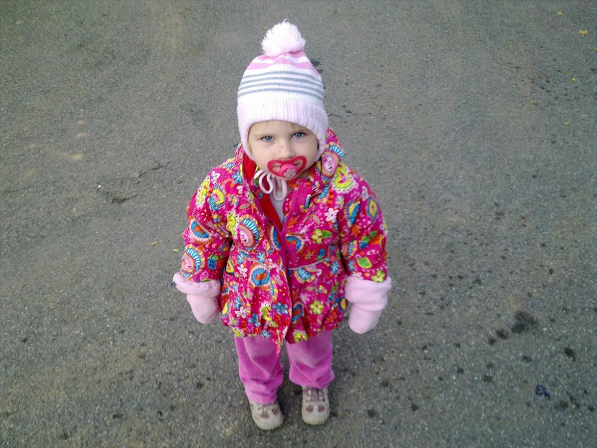 Pige Malou - Malou 2 år en kold morgen  billede 1