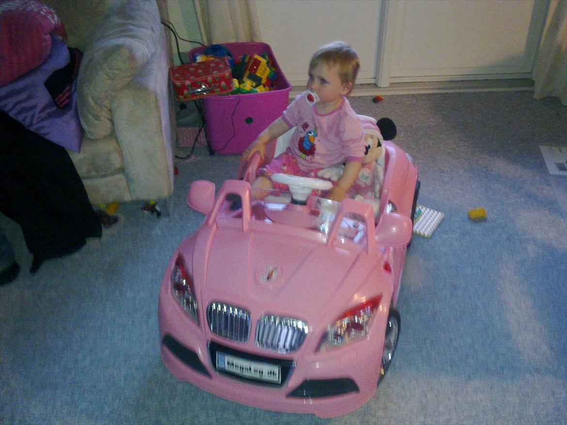 Pige Malou - Malou prøver sin bil billede 3